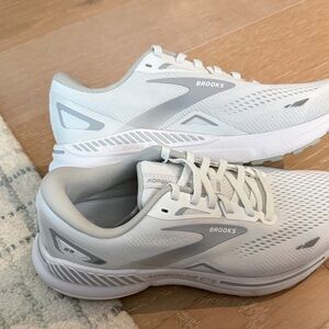 NWT women’s Brooks Adrenaline GTS 23